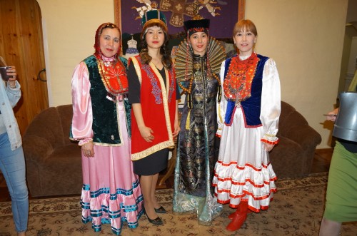 девушки в костюмах